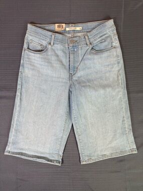 Levi’s Classic Bermuda Shorts Womens 26 Light Wash Mid Rise Stretch Denim NWT